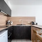Bright 2-bedroom With Balcony Near Airport Daire