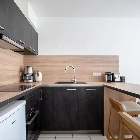 Apartament Bright 2-bedroom With Balcony Near Airport *