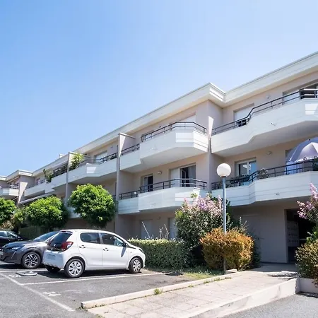 Bright 2-bedroom With Balcony Near Airport *