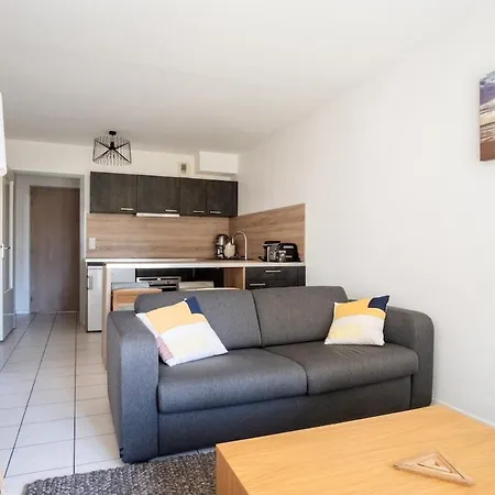 Bright 2-bedroom With Balcony Near Airport 公寓