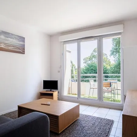 Bright 2-bedroom With Balcony Near Airport 公寓 *