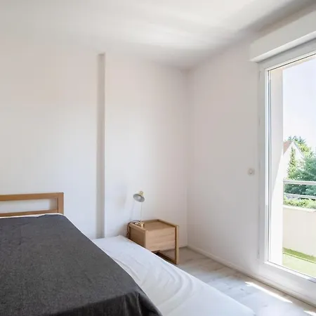 Bright 2-bedroom With Balcony Near Airport *