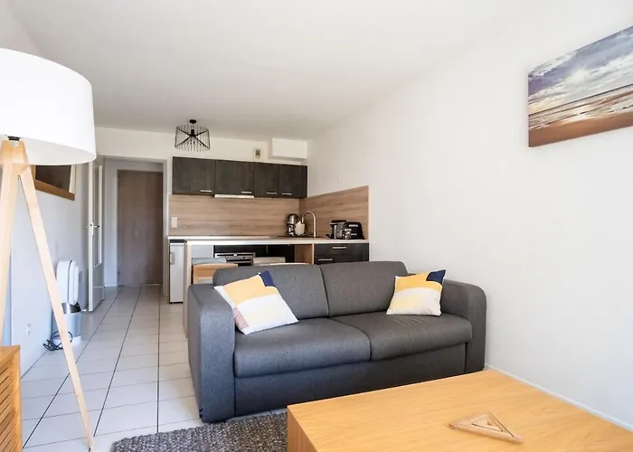 Bright 2-bedroom With Balcony Near Airport *