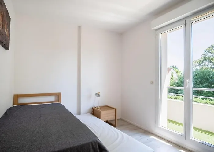 Bright 2-bedroom With Balcony Near Airport *