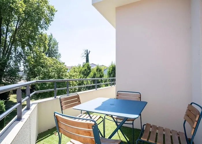 Bright 2-bedroom With Balcony Near Airport