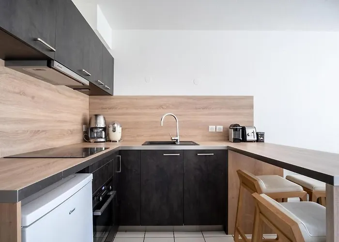 Bright 2-bedroom With Balcony Near Airport Daire